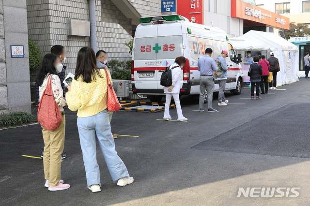 ▲ 22일 오후 서울 중구 국립중앙의료원 선별진료소에서 내원객들이 검사를 받기 위해 줄을 서 있다. ⓒ뉴시스