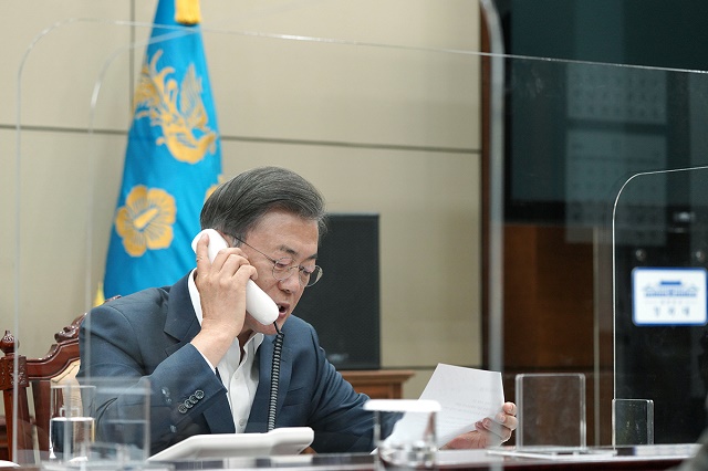 ▲ 문재인 대통령이 21일 모디 인도 총리와 정상 통화를 갖고 있다. ⓒ청와대