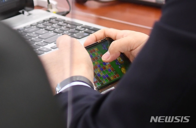 ▲ 강훈식 더불어민주당 의원이 22일 국회에서 열린 산업통상자원중소벤처기업위원회의 산업통상자원부 등 종합감사에서 국감 도중 자신의 휴대전화로 모바일 게임 '캔디크러시'를 하고 있다.(공동취재사진) ⓒ뉴시스