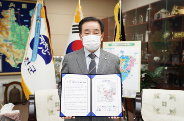 ▲ 송기섭 진천군수가 22일 ‘수도권내륙선’의 제4차 국가철도망구축계획 반영을 촉구하는 공동건의문 서명식 비대면 방식으로 진행한 뒤 포즈를 취하고 있다. ⓒ진천군