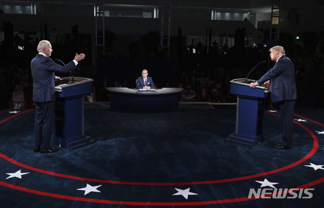 ▲ [클리블랜드=AP/뉴시스] 도널드 트럼프 미국 대통령(오른쪽)과 조 바이든 민주당 대선 후보가 29일(현지시각) 미 오하이오주 클리블랜드 케이스 리저브 웨스턴 대학에서 열린 제1차 TV 토론에 참석하고 있다. ⓒ뉴시스