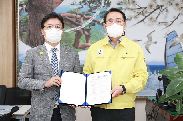 ▲ 울진군과 울진로타리클럽은 백내장 수술 지원 협약을 체결했다.ⓒ울진군
