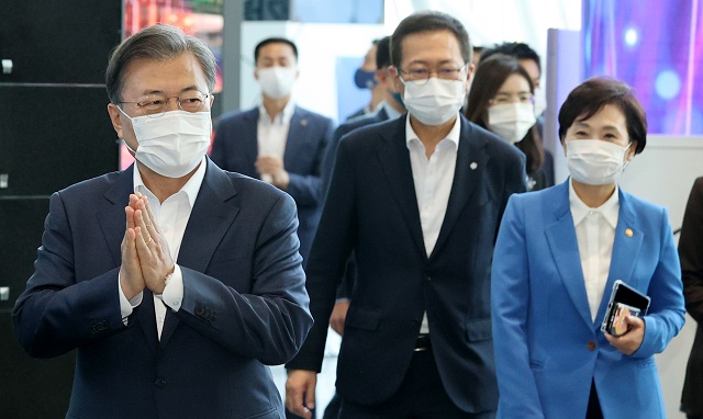 ▲ 문재인 대통령이 22일 오후  인천시 연수구 G타워에서 열린 한국판 뉴딜 연계 스마트시티 추진전략 보고대회에 참석하고 있다. 왼쪽부터 문재인 대통령, 박남춘 인천시장, 김현미 국토교통부 장관. ⓒ뉴시스