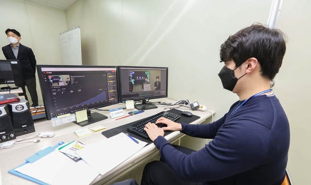 ▲ 사진은 영진전문대 도서관이 재학생을 대상으로 ‘학술전자정보(디지털 라이브러리) 페스티벌’을 개최하고 경품 추첨을 유튜브 생방송으로 진행하고 있다.
ⓒ영진전문대