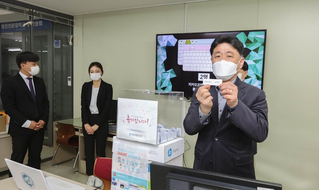 ▲ 강병주 도서관장이 응모자 20명을 추천, 애플워치 시리즈6, 아이패드 미니, 에어팟 프로, 에어팟 2세대, 드론 등 약 325만원 상당의 상품을 당첨자들에게 전달했다.ⓒ영진전문대