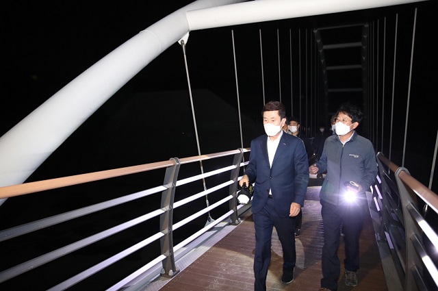 ▲ 이강덕 포항시장은 오어지 둘레길을 둘러보며 현장을 점검하고 있다.ⓒ포항시