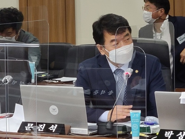 ▲ 국회 국토교통위원회 소속 문진석 의원이 인천공항공사에 대한 국감에서 질의를 하고 있다.ⓒ문진석 의원실