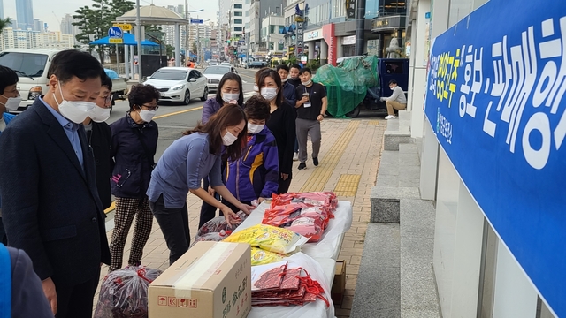 ▲ 영양군 보건소는 지난 22일 부산시 수영문화원 일원에서 영양고추의 우수성 홍보를 위해 판촉행사를 실시했다.ⓒ영양군