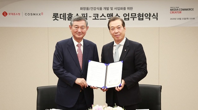 ▲ 롯데홈쇼핑은 지난 22일, 코스맥스그룹과 공동 상품 개발 및 마케팅 진행에 관한 업무협약을 체결했다. 이경수 코스맥스그룹 회장(왼쪽), 이완신 롯데홈쇼핑 대표(오른쪽)ⓒ롯데홈쇼핑