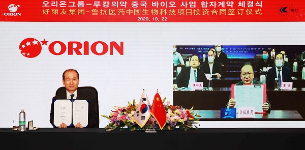 ▲ 오리온홀딩스-산둥루캉의약 한·중 바이오 사업 합자계약 체결식(왼쪽부터 허인철 오리온홀딩스 대표이사 부회장, 펑신(彭新) 산동루캉의약 동사장(董事长))ⓒ오리온