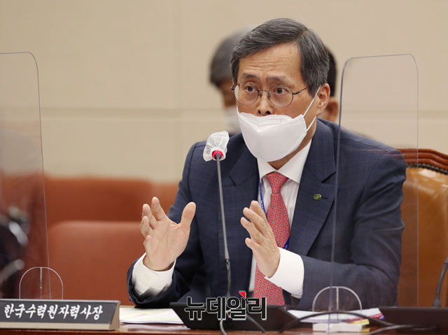 ▲ 정재훈 한국수력원자력 사장이 23일 오전 국회에서 열린 과학기술정보방송통신위원회 종합감사에 출석해 의원 질의에 답하고 있다. ⓒ이종현 기자