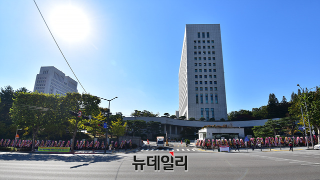 ▲ 윤석열 검찰총장을 응원하는 메시지가 적힌 화환 150여 개가 23일 서울 서초구 대검찰청 입구 양옆으로 줄지어서 있다. ⓒ정상윤 기자