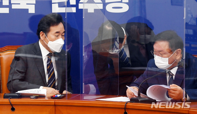 ▲ 이낙연(왼쪽) 더불어민주당 대표가 23일 오전 서울 여의도 국회에서 열린 최고위원회의에서 박광온 사무총장과 이야기를 나누고 있다. 오른쪽은 김태년 민주당 원내대표. ⓒ뉴시스
