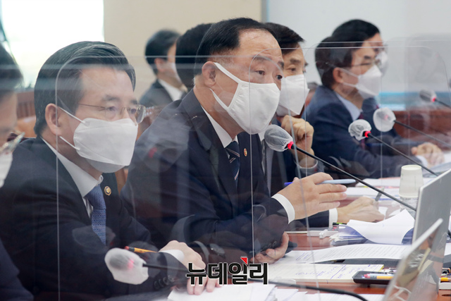 ▲ 홍남기 부총리 겸 기획재정부 장관이 23일 국회에서 열린 기획재정위원회 종합감사에서 의원들의 질문에 답하고 있다. (사진=공동취재단)