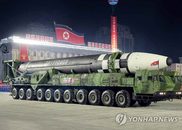 ▲ 지난 10일 북한 열병식에서 공개된 신형 대륙간탄도미사일. ⓒ연합뉴스