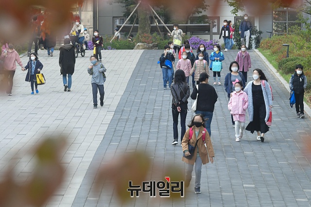 ▲ 전국 유·초·중·고의 등교인원 제한이 완화된 19일 오전 서울 시내 한 초등학교에서 초등학생들이 등교하고 있다. ⓒ권창회 기자