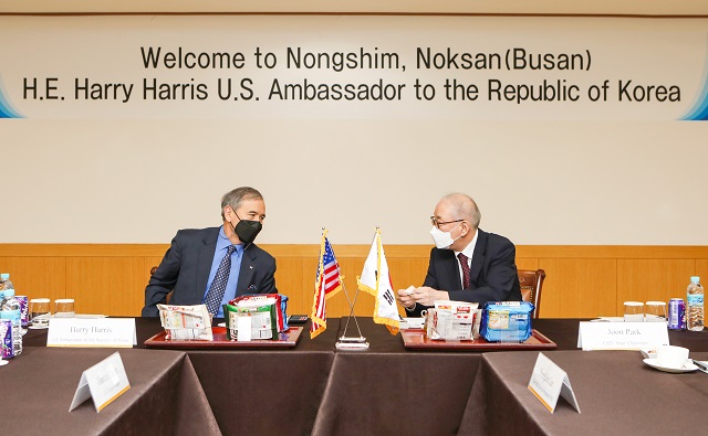 ▲ 해리 해리스 주한미국대사(오른쪽)는 23일 농심 녹산공장을 방문해 농심 박준 대표이사와 환담을 나눴다. ⓒ농심