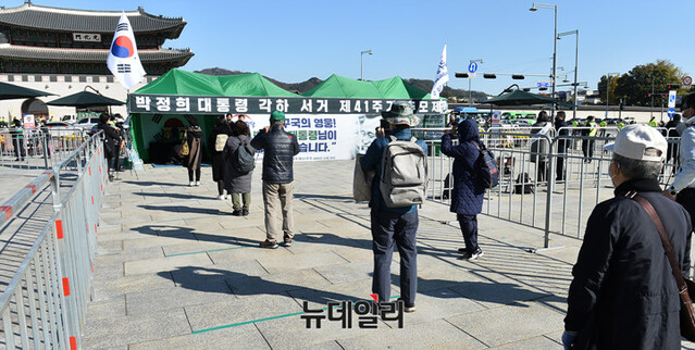 ▲ 우리공화당이 광화문광장에서 운영을 시작한 '박정희 전 대통령 서거 41주기 분향소'를 찾은 분향객들이 24일 순서를 기다리고 있다. ⓒ이기륭 기자