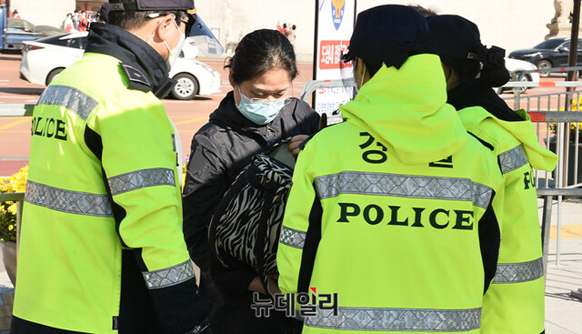 ▲ 경찰이 24일 광화문광장에 설치된 '박정희 전 대통령 서거 41주기 분향소'를 찾은 분향객의 가방을 검사하고 있다. ⓒ이기륭 기자