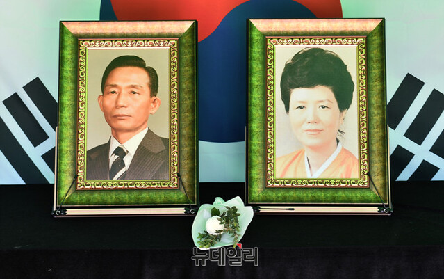 ▲ 우리공화당이 24일 운영을 시작한 '박정희 전 대통령 서거 41주기 분향소'에 첫 국화 한송이가 올라온 모습. 경찰은 국화 반입을 금지하다 항의가 이어지자 예외적으로 반입을 허가했다. ⓒ이기륭 기자