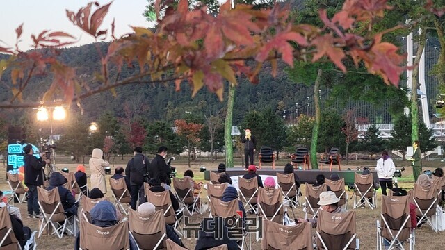 ▲ 경북도는 인문학과 관광을 연계한 인문관광 분위기 확산을 위해 24일 상주 경천섬에서 서경덕 성신여대 교수를 초빙해 명사와 함께하는 경북기행 ‘백두대간 인문캠프’를 개최했다.ⓒ뉴데일리