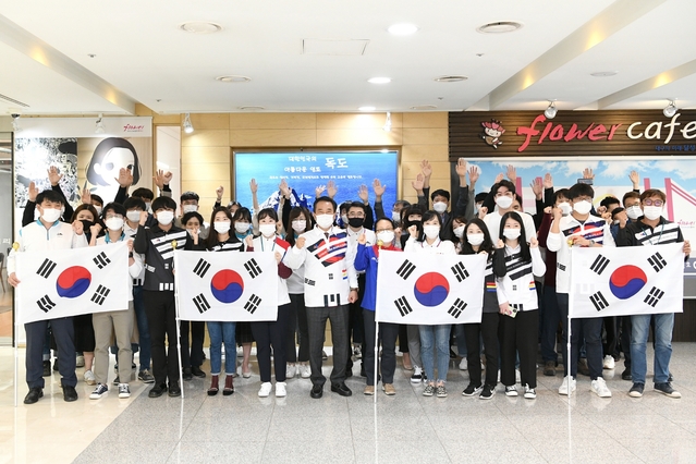 ▲ 달성군청 직원들이 지난 23일 독도의 날을 맞아 독도사랑 결의대회를 가졌다. 김문오 달성군수(중간).ⓒ달성군