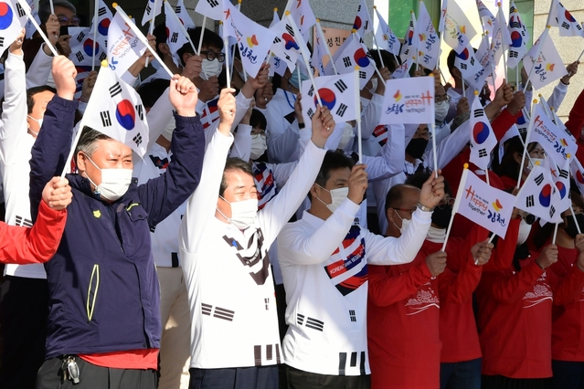 ▲ 김천시는 지난 19일부터 23일까지 독도사랑 주간을 맞아 23일 김천시청 앞에서 ‘독도사랑 티셔츠 입고 하나되기 운동’을 펼쳤다. 김충섭 김천시장(앞줄 왼쪽에서 두번째).ⓒ김천시