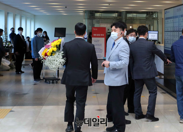 ▲ 이건희 삼성그룹 회장이 별세한 25일 서울 강남구 삼성서울병원 장례식장에 병원 관계자들과 삼성 홍보실 직원들이 분주히 움직이고 있다.ⓒ뉴데일리