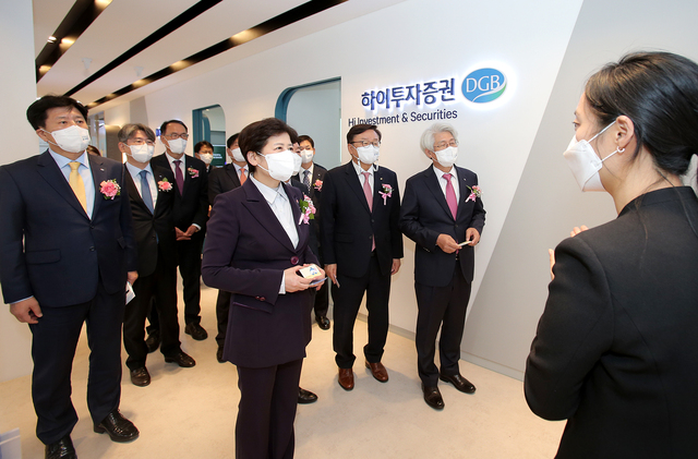 ▲ 대구 상공회의소 건물 1층 360㎡ 규모의 DGB금융체험파크는 기존 한정된 금융 체험에 그쳤던 것과 달리, 은행을 비롯해 증권, 보험, 최신 핀테크 기술이 결합된 유페이 등의 다양한 체험이 가능한 국내 최초 금융복합체험 공간이어서 주목된다.ⓒDGB금융그룹