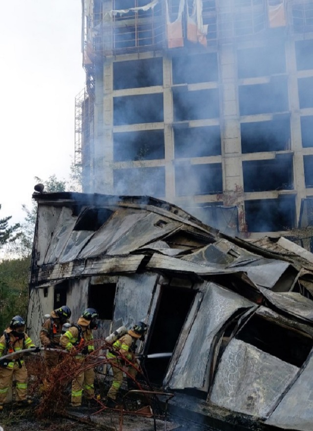▲ 포항시 북구 용흥동 아파트 공사 현장에서 불이나 소방당국이 진화작업 하고 있다.ⓒ경북소방본부