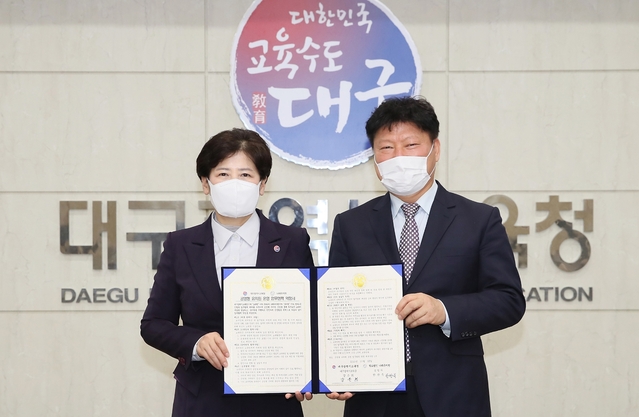 ▲ 강은희 대구시교육감(왼쪽)은 지난 23일 시교육청 여민실에서 투명하고 건전한 유치원 운영을 위해 사립 나래유치원(달서구 이곡동)과 ‘공영형 유치원 업무협력 약정’을 체결했다.ⓒ대구시교육청