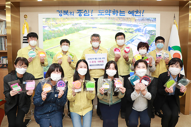 ▲ 예천군(군수 김학동) 소속 공무원들이 바쁜 업무 속에서도 점심시간과 퇴근 후, 주말 등 틈틈이 어려운 이웃들을 위해 핸즈온(Hands On) 자원봉사 활동에 앞장서고 있다.ⓒ예천군