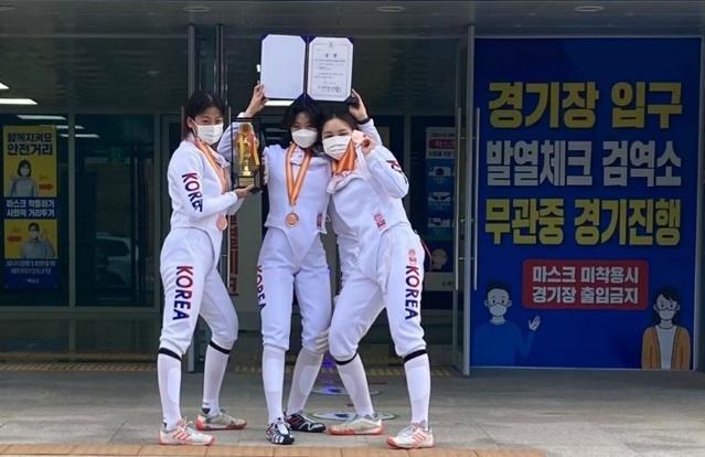 ▲ 중원대 김정인, 김주은, 조아영 학생이 펜싱대회 3위에 입상한 뒤 기념촬영을 하고 있다.ⓒ중원대