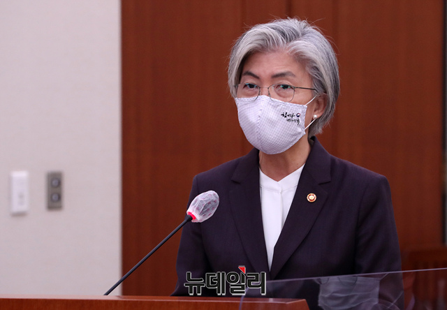 ▲ 강경화 외교부 장관이 지난 7일 오전 국회 외교통일위원회에서 열린 외교부에 대한 국정감사에 출석해 업무보고를 하고 있다. ⓒ이종현 기자