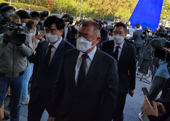 ▲ 정의선 현대자동차그룹 회장이 26일 오전 10시 50분경 고(故) 이건희 삼성그룹 회장의 빈소를 방문하는 모습.ⓒ뉴데일리 DB