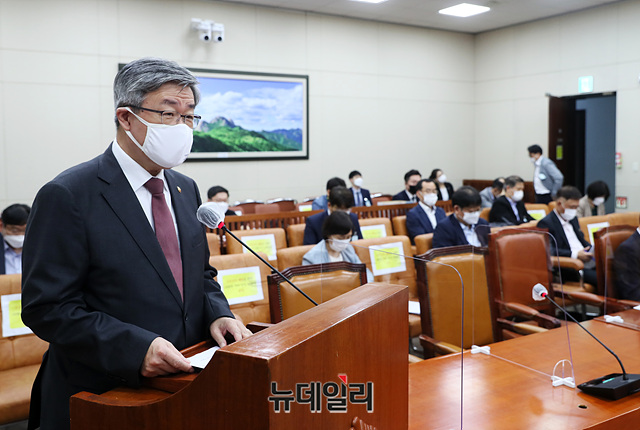 ▲ 이재갑 고용노동부 장관이 국회 환노위 전체회의에서 업무보고를 하고 있다.(사진=국회사무처)ⓒ자료사진