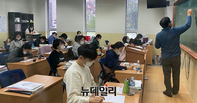 ▲ 지난 14일 오전 서울 강남구 종로학원 강남본원에서 수험생들이 수업을 듣고 있다. 기사와 관련 없는 자료 사진. ⓒ권창회 기자
