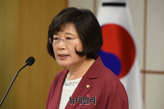 ▲ 서울시교육청 등이 교육부가 지원한 코로나19 방역 물품 예산을 안전성도 확보되지 않은 마스크 구입에 사용했다고 지적한 정경희(사진) 국민의힘 의원. ⓒ박성원 기자