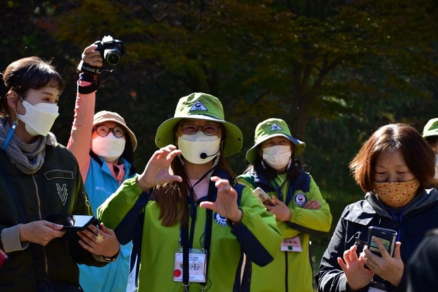 ▲ 미동산수목원에서 활동중인 박하율 숲해설가(왼쪽서 세번째)가 전국 경연대회에서 최우수상을 받았다.ⓒ충북도 산림환경연구소