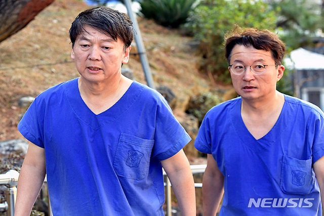 ▲ 안철수 국민의당 대표가 지난 3월2일 오후 대구 중구 계명대학교 대구동산병원에서 진료를 마친 뒤 땀에 젖은 채 음압병동을 나오고 있다.ⓒ뉴시스