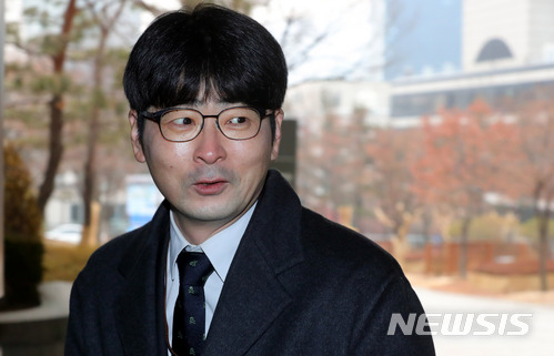 ▲ 탁현민(사진) 청와대 대통령비서실 의전비서관의 측근 업체 '노바운더리'가 정부 행사에서 특혜성 계약을 따냈다는 의혹이 재차 국정감사장에서 나왔다. ⓒ뉴시스