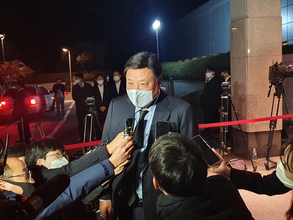 ▲ 서정진 셀트리온 회장이 26일 서울 강남구 일원동 삼성서울병원에 마련된 이건희 회장 빈소를 조문한 뒤 취재진 질문에 답변하고 있는 모습.ⓒ뉴데일리 DB
