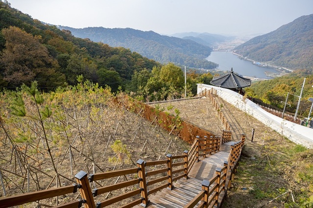 ▲ 분젓치 복원과 함께 새로 조성된 등산로와 전망대.ⓒ증평군