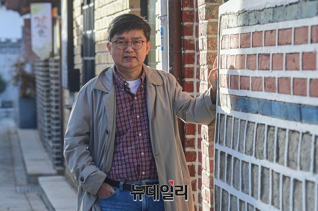 ▲ 조성관 작가가 시인 백석이 조선일보 기자로 일하던 시절 묵었던 종로구 통의동 하숙집 골목에서 포즈를 취하고 있다.ⓒ권창회 기자