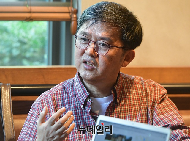 ▲ 스타벅스 정부서울청사R점에서 만난 조성관 작가. 이곳에서 '서울이 사랑한 천재들' 1/3을 썼다고 전했다.ⓒ권창회 기자