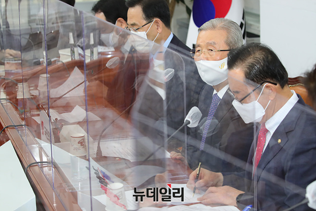 ▲ 김종인 국민의힘 비상대책위원장이 지난 22일 비대위 회의를 주재하고 있다.ⓒ국민의힘