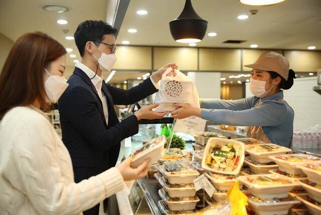 ▲ 아워홈 친환경 비닐 포장재 사용 모습ⓒ아워홈