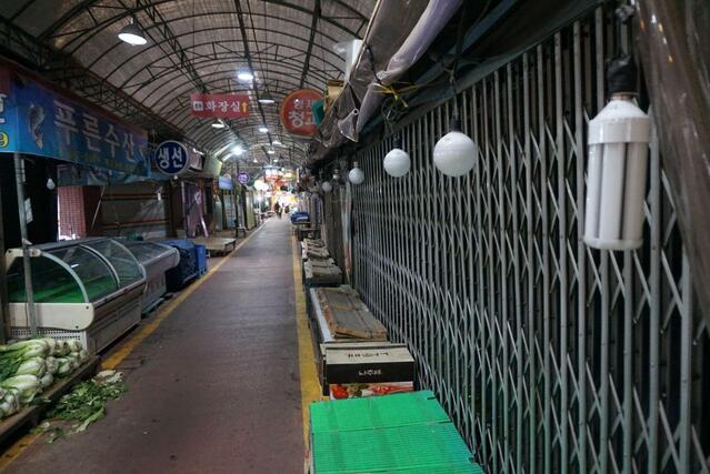 ▲ 지난 25일 '노브랜드 상생스토어'의 휴무일 산성뿌리전통시장의 모습.