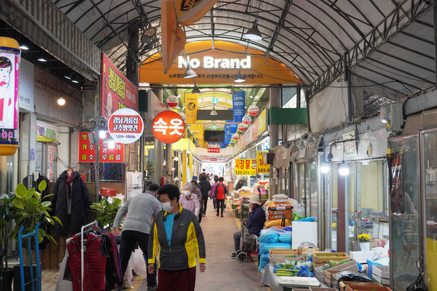 ▲ 26일 산성시장의 모습. '노브랜드 상생스토어'의 오픈 때문인지 방문객이 크게 늘었다.