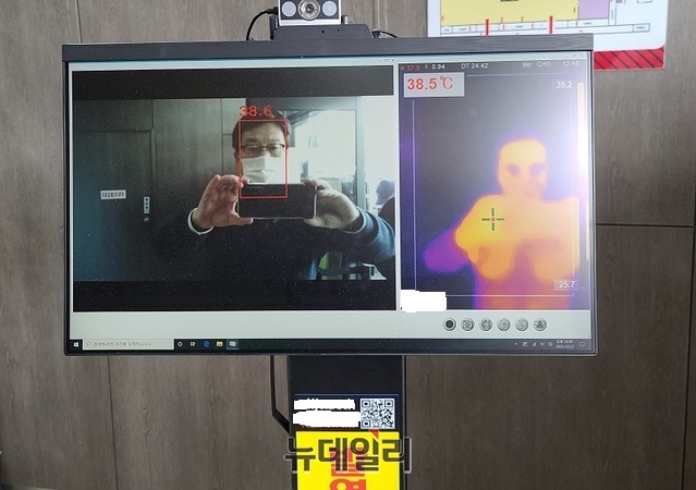 ▲ 경부고속도로 하행선 죽암휴게서 푸드코너에 설치된 발열체크기가 정상 작동이 안 돼 발열체크를 하자 정상체온보다 훨씬 높은 38.5도를 기록하고 있다.ⓒ김정원 기자